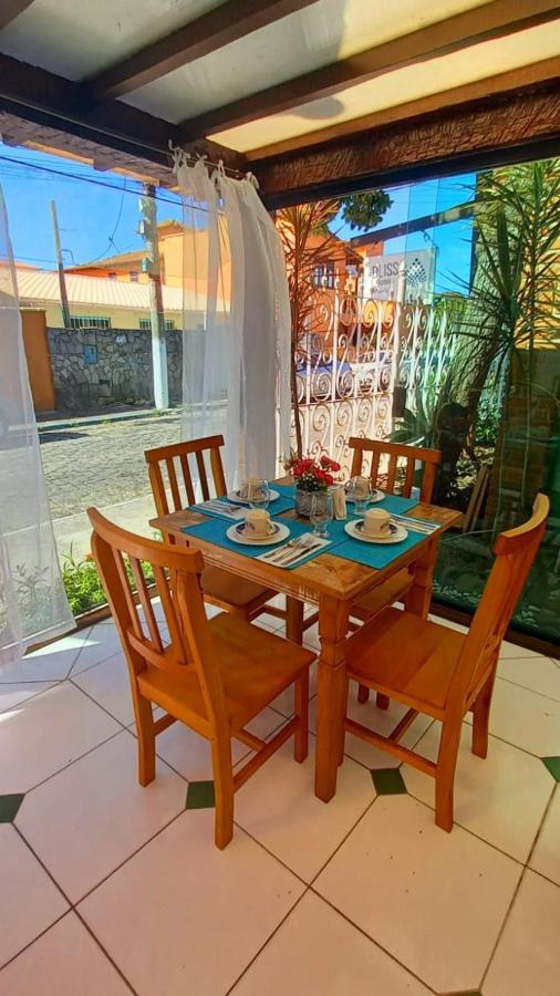 Bliss Hoteis Centro Búzios Kültér fotó A dining table with four chairs